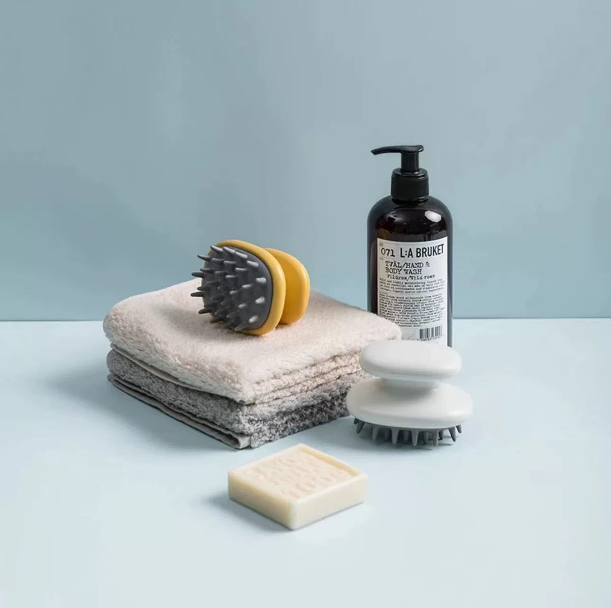 Scalp Scrubber with Shampoo Compartment