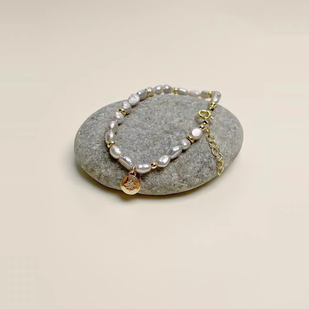 Pristine pearl bracelet