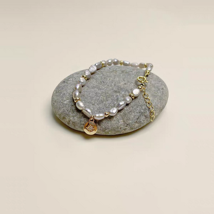 Pristine pearl bracelet