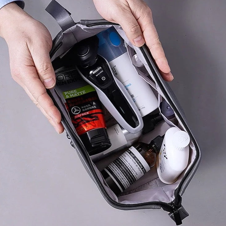 GENTLEMAN's large capacity toiletry bag