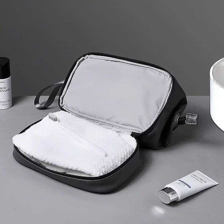 GENTLEMAN's large capacity toiletry bag