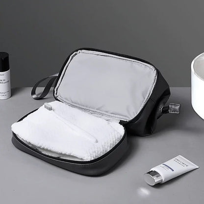 GENTLEMAN's large capacity toiletry bag